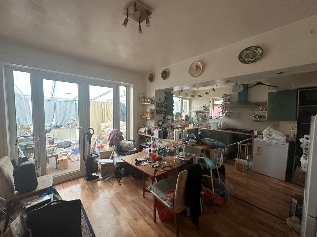 Lot: 144 - THREE-BEDROOM HOUSE FOR IMPROVEMENT - Dining Room